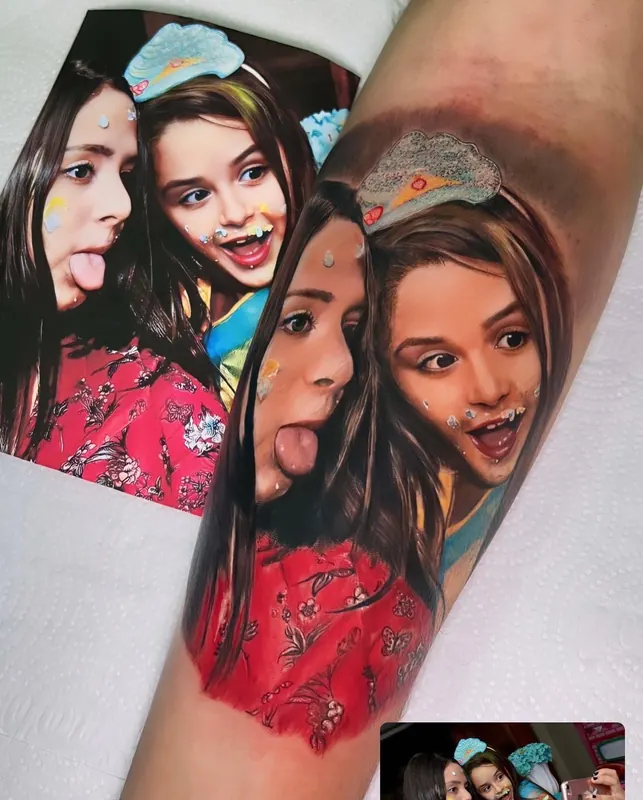 Tatuagem de homenagem em realismo no braço