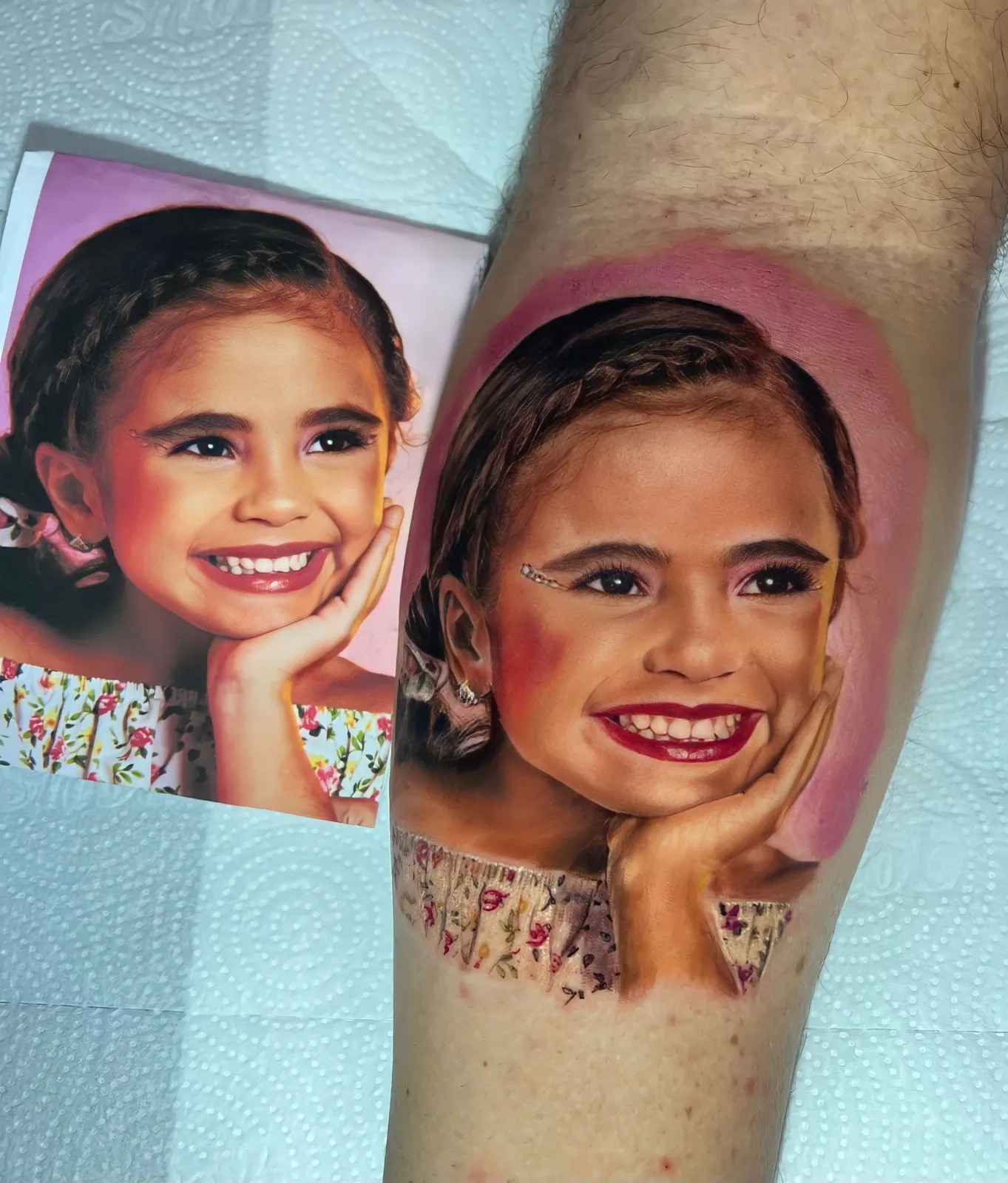 Retrato de menina em realismo colorido tatuado no braço