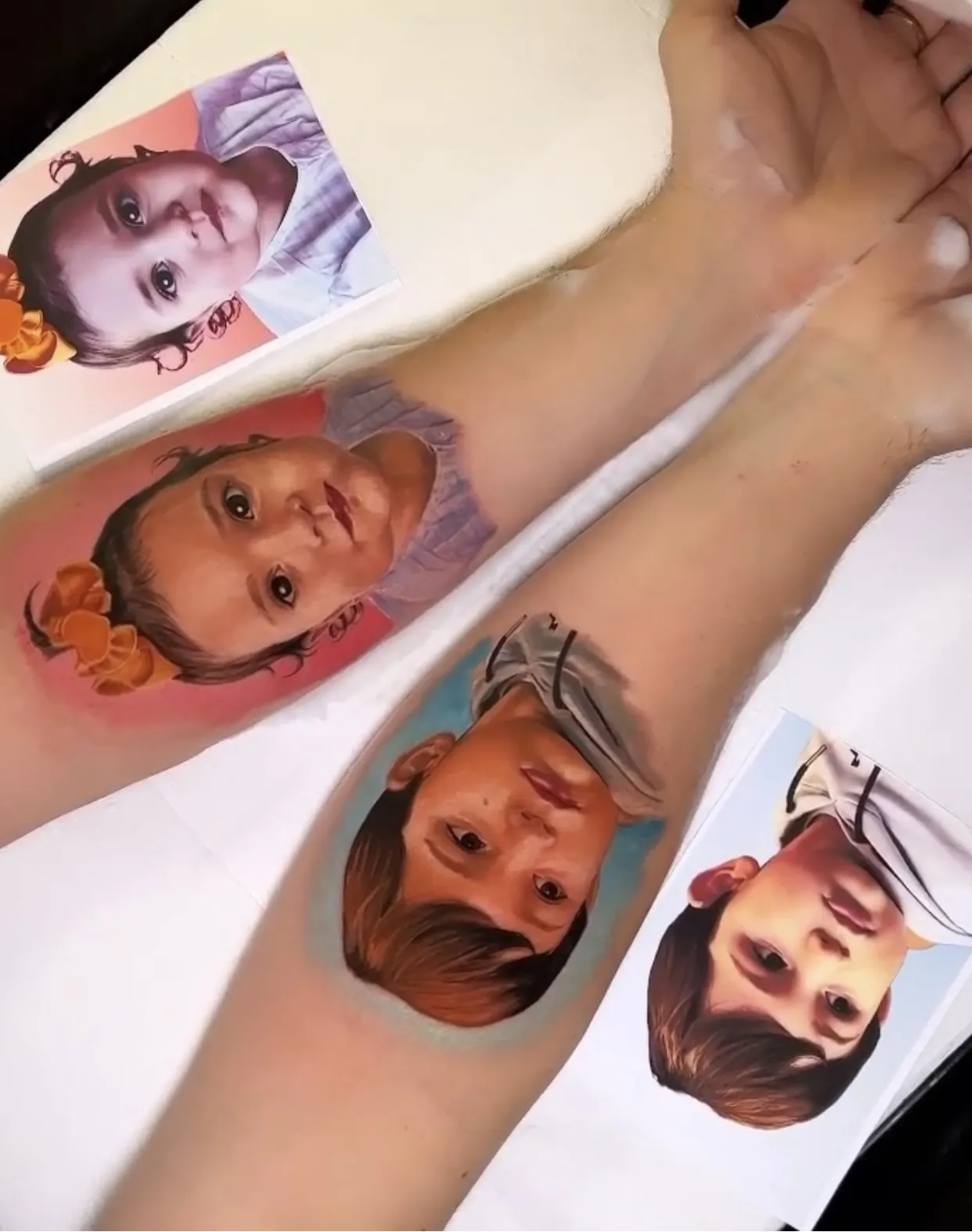 Retratos em realismo tatuados no braço ao lado das fotos de referência