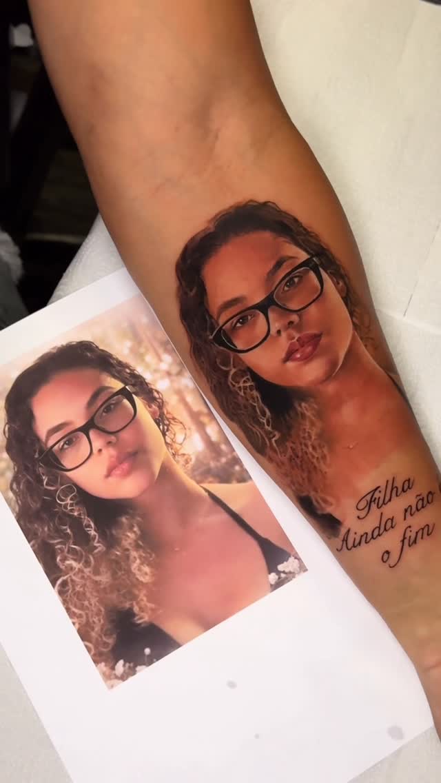 Retrato de duas mulheres tatuado no braco, ao lado da foto de referencia
